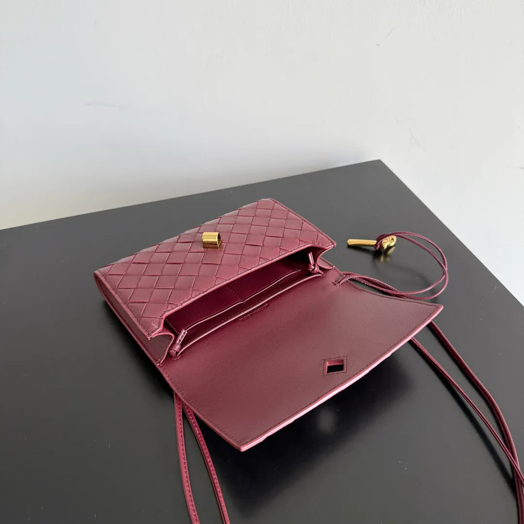 Batch 1560 Bottega Veneta 2025 early autumn series Andiamo handbag, a really good bag, mini crossbody bag, classic woven leather clutch, metallic button and rope closure, simple but not simple, elegant texture, elegant weaving attitude. Style No.: 836940 Color: Barro Red Size: 19*12.6*2cm